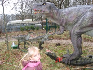 Een Tyrannosaurus wordt aangevallen door kleinere dino's